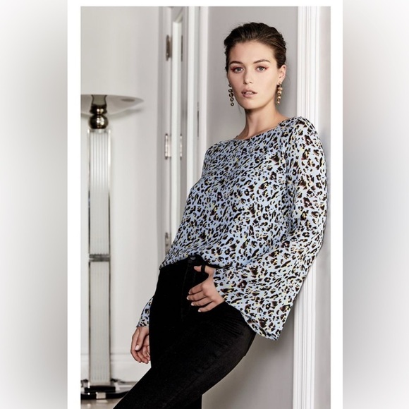 L'AGENCE Tops - L’AGENCE Women’s Small Dylan 100% Silk Blouse In Sky Blue Sauvage Bell Sleeve